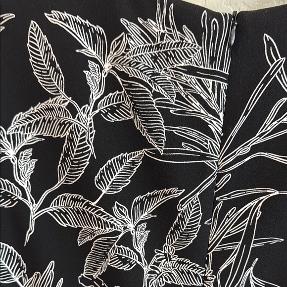 NWT Black Floral Cap Sleeve Midi Dress size medium - Picture 4 of 7